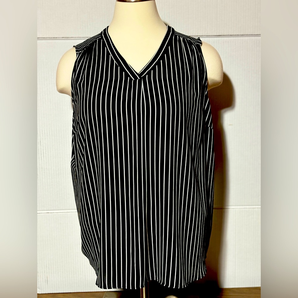 EVRI 3X back & white v-neck stripped flowy blouse high/low 27”/30” 26” p…